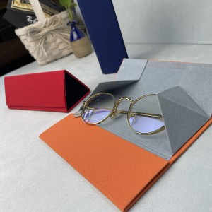 Triangle display folding eyewear case