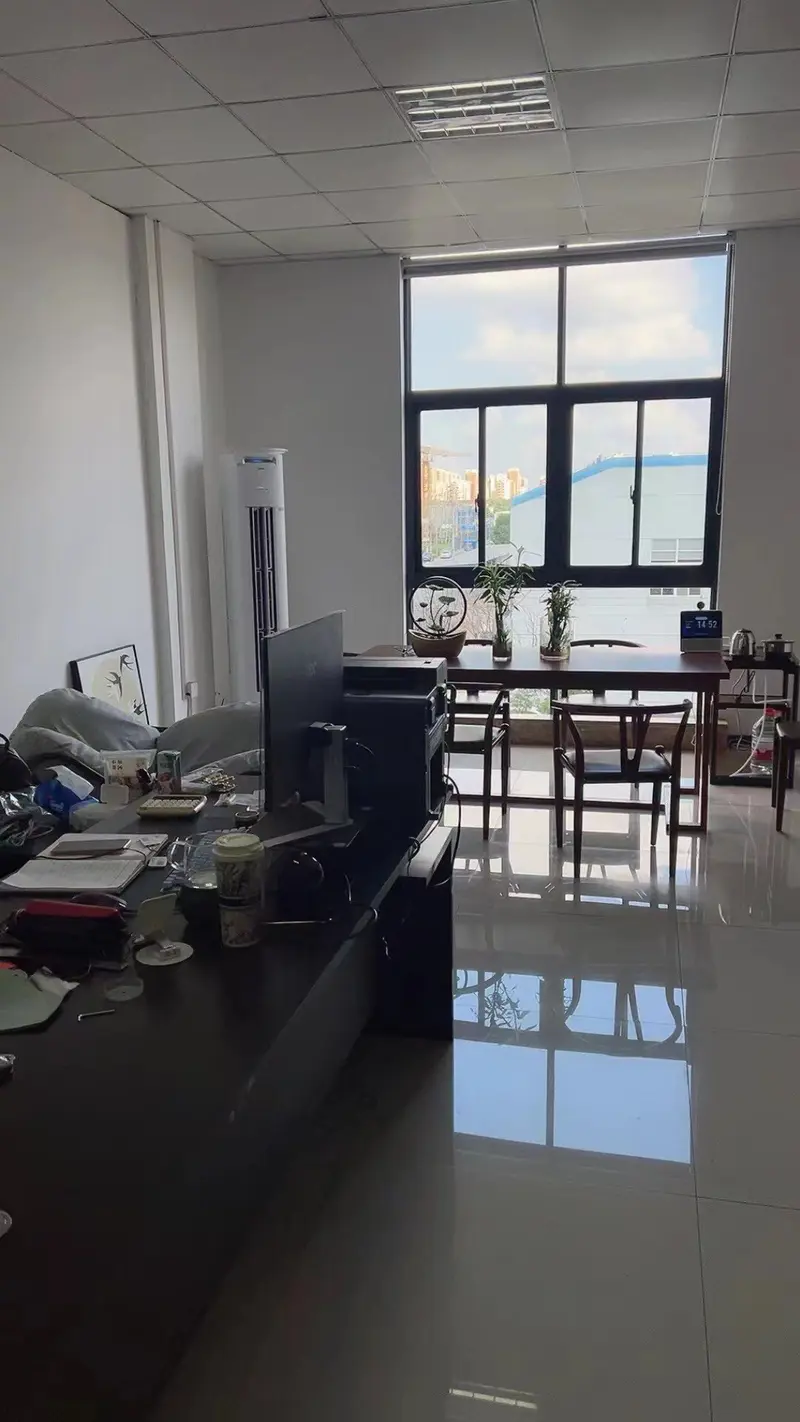 XH Glasses Case office — real working environment