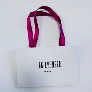 Paper carrier bags, shopping bags, hand-carried bags – bespoke manufacturing by specialist manufacturers
